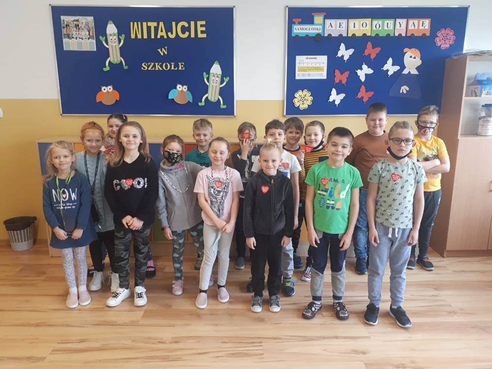 Uczniowie klasy 2 wspierający akcję WOŚP 