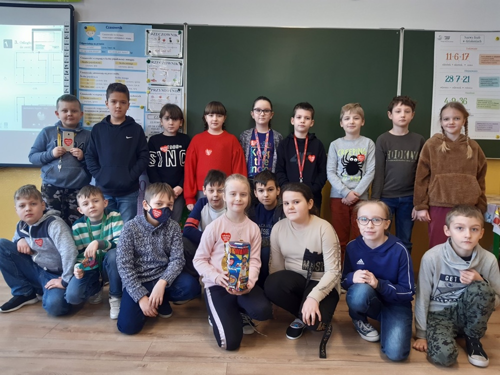 Uczniowie klasy 3 wspierający akcję WOŚP 