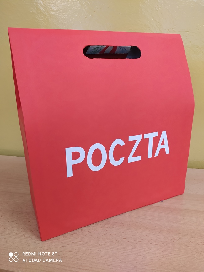 Pudełko z napisem poczta