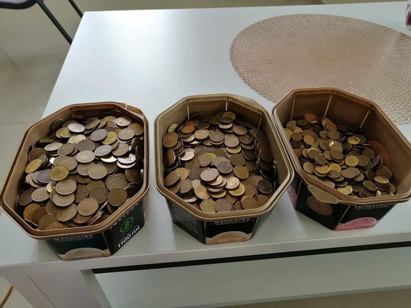 Monety groszowe w trzech pojemnikach