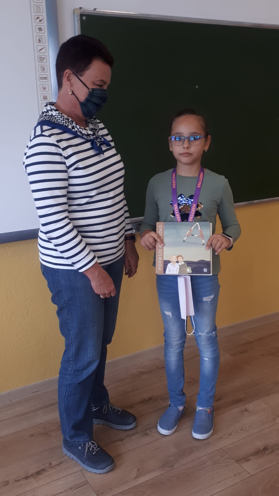 Pani bibliotekarka z  najlepszą czytelniczką klasy drugiej 
