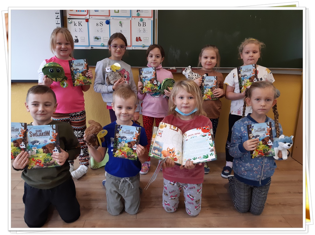 Uczniowie z maskotkami Swojaków i nagrodami książkowymi