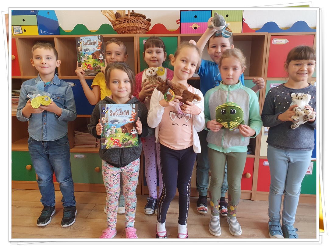 Uczniowie z maskotkami Swojaków i nagrodami książkowymi