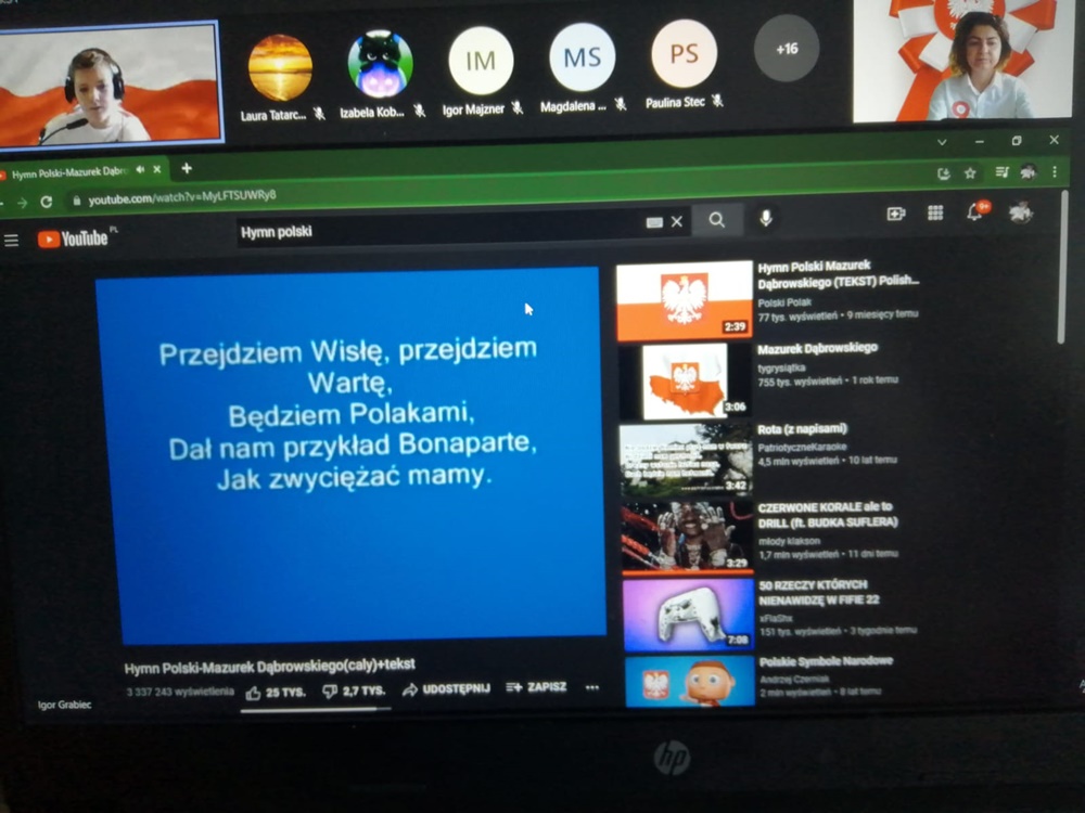Uczniowie podczas zajęć zdalnych śpiewają hymn narodowy