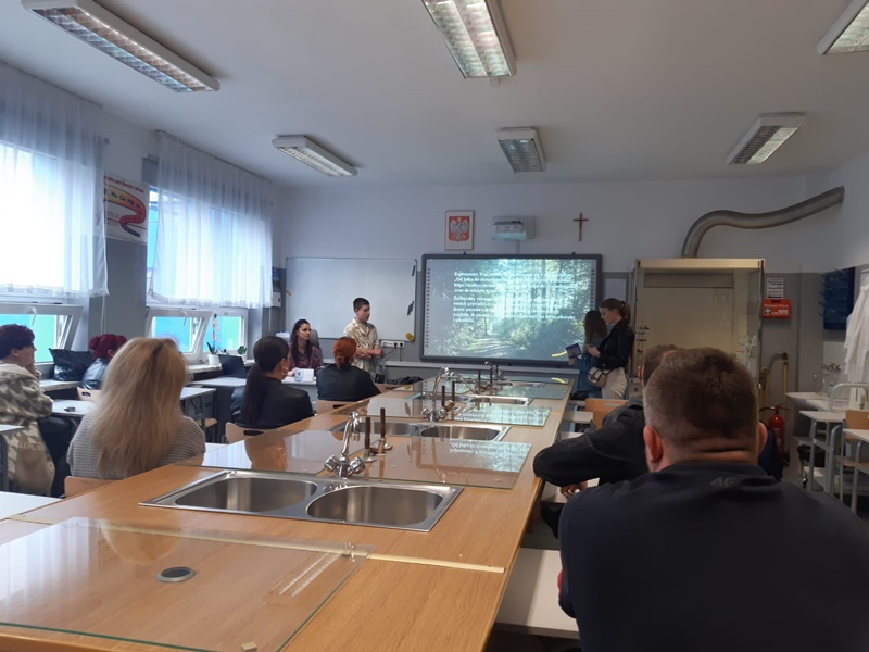 Spotkanie z rodzicami - przedstawianie prezentacji 