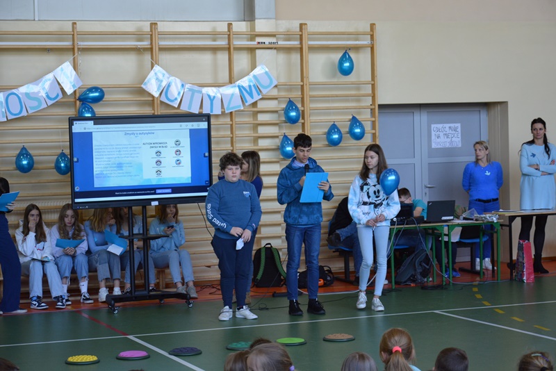 Dzień Świadomości Autyzmu - uczniowie przedstawiają istotne informacje.