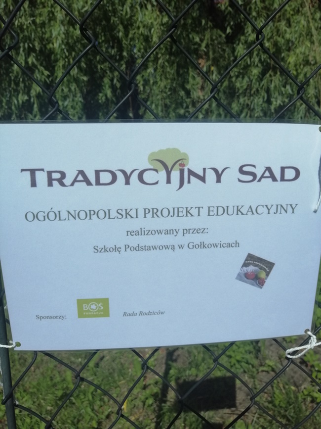 Tabliczka informacyjna umieszczona na płocie szkolnym