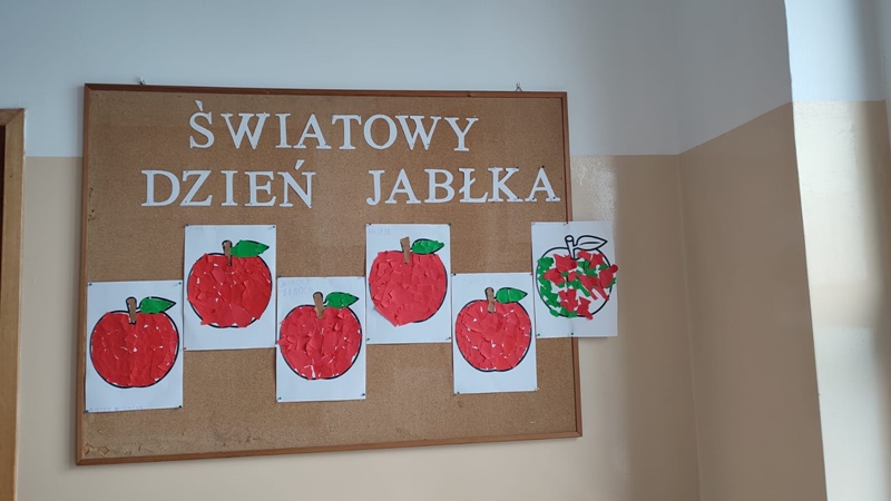 Gazetka przedstawiająca wyklejone przez dzieci jabłka 