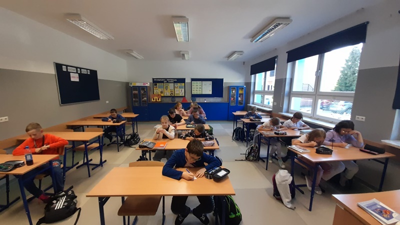 Światowy Dzień Tabliczki Mnożenia. Uczniowie siedzą w ławkach, rozwiązują zadania.