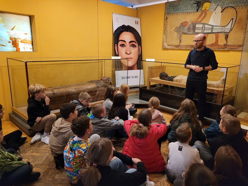 Uczniowie klas piątych podczas wycieczki do Muzeum w Raciborzu Uczniowie klas piątych podczas wycieczki do Muzeum w Raciborzu