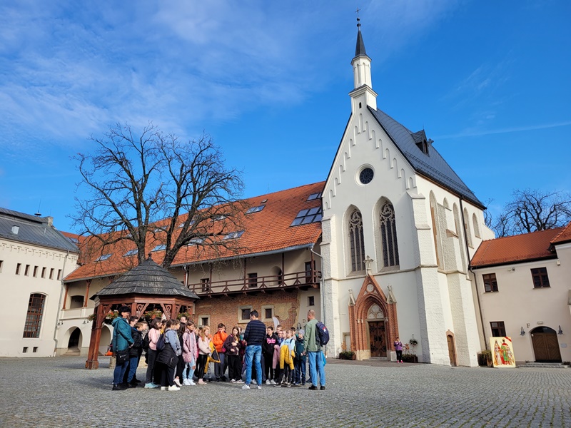 Uczniowie klas piątych podczas wycieczki do Muzeum w Raciborzu Uczniowie klas piątych podczas wycieczki do Muzeum w Raciborzu