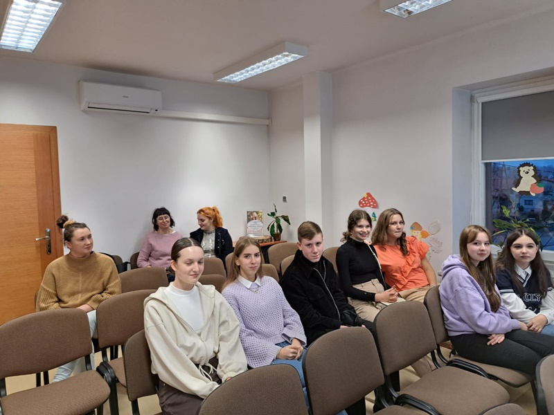 Spotkanie autorskie z Weroniką Tomalą. Na zdjęciu uczniowie siedzący na krzesełkach.