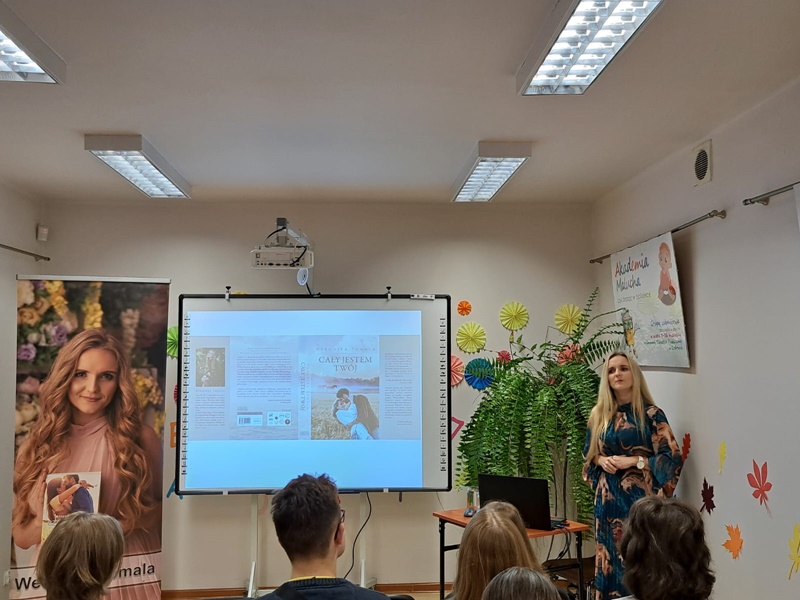 Na zdjęciu pisarka Weronika Tomala