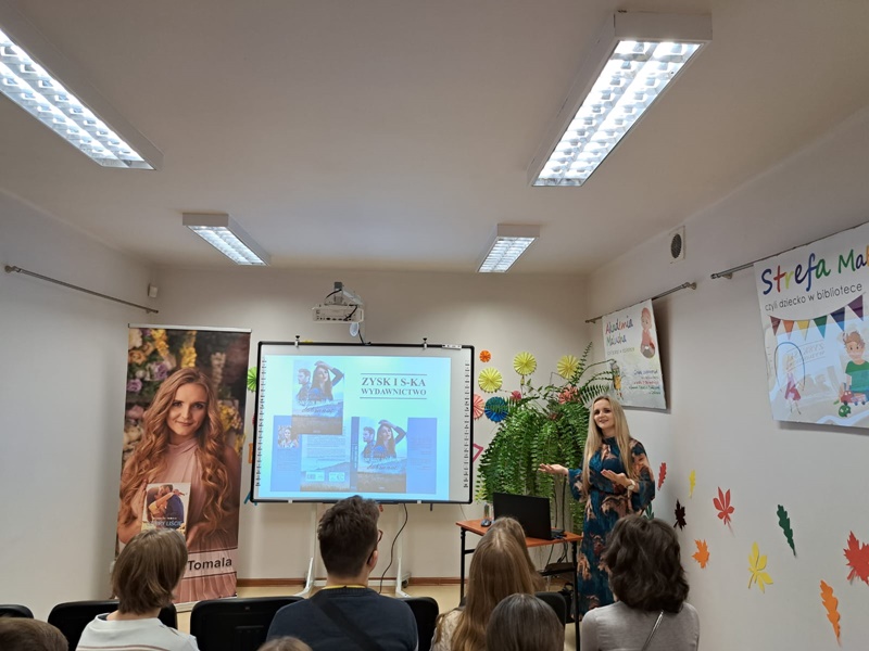 Na zdjęciu pisarka