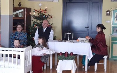 Drugoklasiści poznają tradycje i zwyczaje bożonarodzeniowe