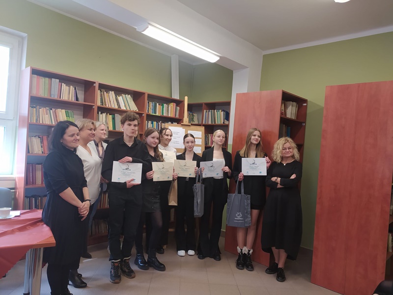 Uczestnicy konkursu w bibliotece