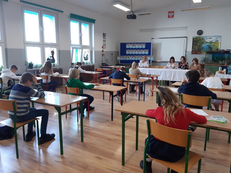 Uczniowie piszący konkurs