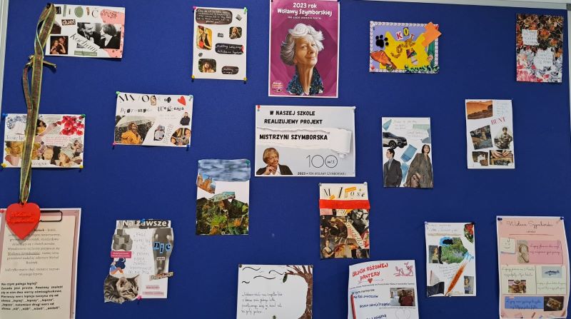 Gazetka ścienna, na której widnieją stworzone przez uczniów  kolaże i liryczne pocztówki 