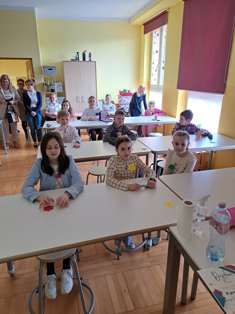 Uczestnicy konkursu siedzący w ławkach