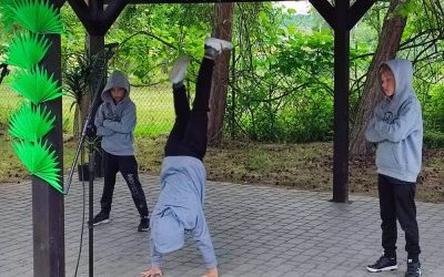Artyści z gołkowickiej szkoły na „Hawajskim Party” w Podbuczu.
