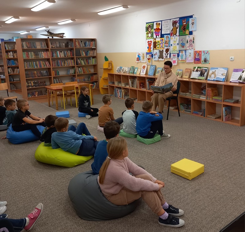 Uczniowie w bibliotece szkolnej