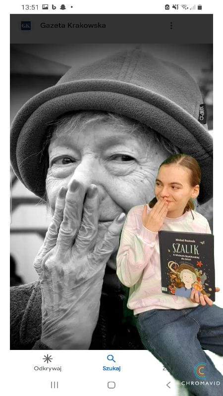 Uczennica na tle zdjęcia Wisławy Szymborksiej