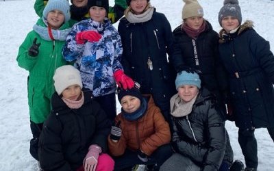 Lekcja wychowania fizycznego na śniegu