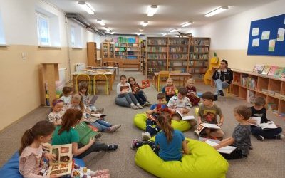 Pasowanie uczniów klas I na czytelników biblioteki szkolnej