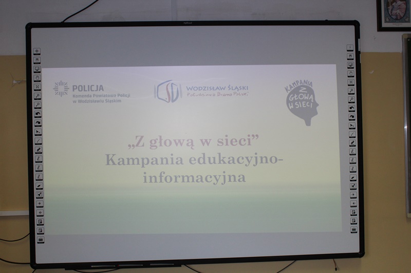 Napis Z głową w sieci wyświetlony na ekranie projektora