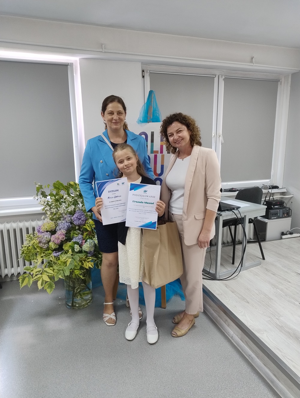 Alicja nagrodzona uczennica, z mamą oraz panią dyrektor szkoły