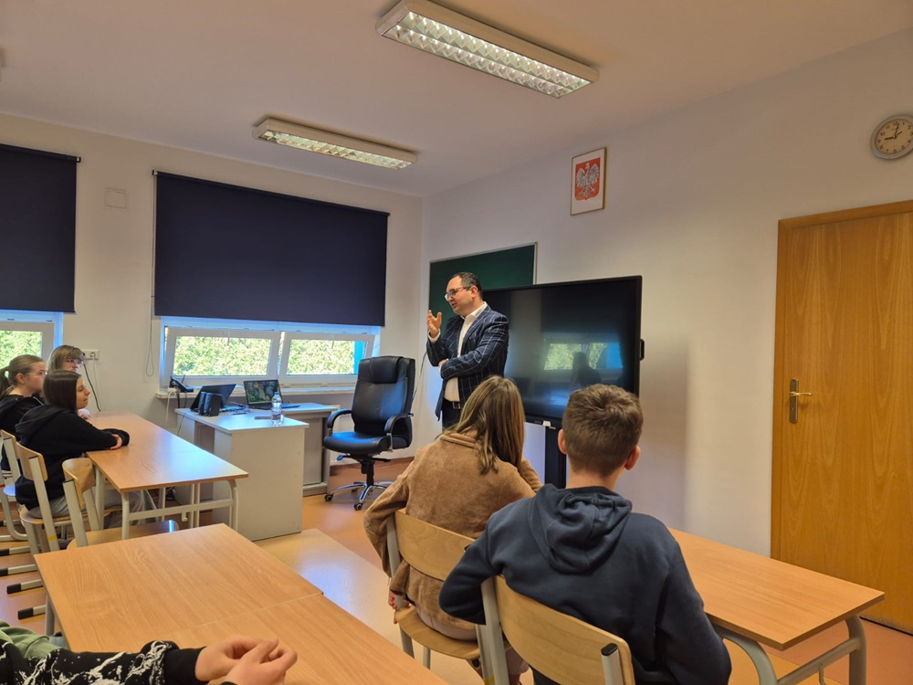 Spotkanie ósmoklasistów z wicewojewodą Michałem Kopańskim