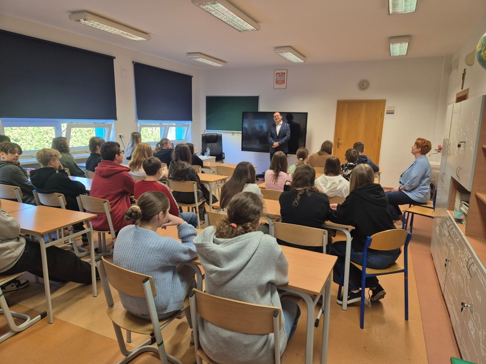 Spotkanie ósmoklasistów z wicewojewodą Michałem Kopańskim