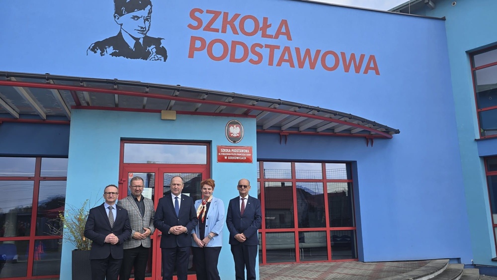 Wiceminister Edukacji Narodowej, Wicemarszałek Województwa Śląskiego, Dyrektor Szkoły, Radny Sejmiku Województwa Śląskiego oraz Wójt Gminy Godów przed budynkiem szkoły