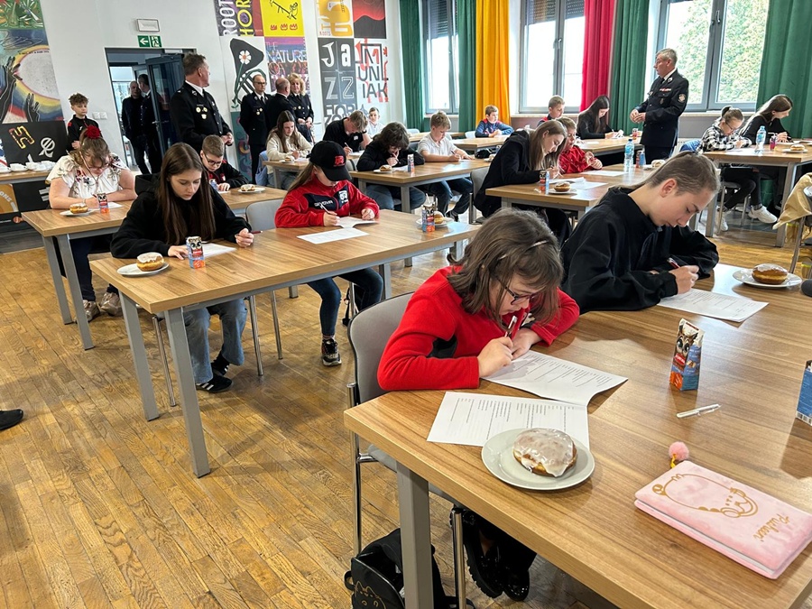 Nasza uczennica Wiktoria rozwiązująca test
