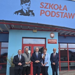 Wiceminister Edukacji Narodowej Henryk Kiepura - Poseł na Sejm RP w Szkole Podstawowej w Gołkowicach