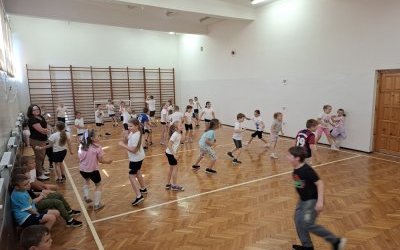 Rozgrywki sportowe z okazji Dnia Dziecka w klasach 1-3