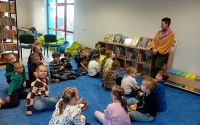 Pasowanie uczniów klas I na czytelników biblioteki szkolnej (1)