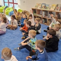 Pasowanie uczniów klas I na czytelników biblioteki szkolnej (5)