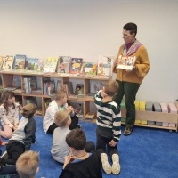 Pasowanie uczniów klas I na czytelników biblioteki szkolnej (6)