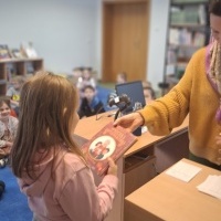 Pasowanie uczniów klas I na czytelników biblioteki szkolnej (7)
