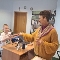 Pasowanie uczniów klas I na czytelników biblioteki szkolnej (8)