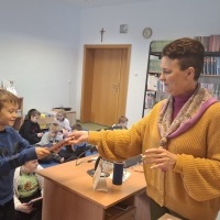 Pasowanie uczniów klas I na czytelników biblioteki szkolnej (9)