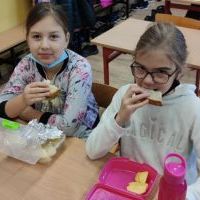 Uczniowie wspólnie spożywający zdrowe śniadanie (17)
