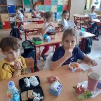 Uczniowie wspólnie spożywający zdrowe śniadanie (19)