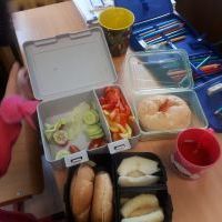 Uczniowie wspólnie spożywający zdrowe śniadanie (11)