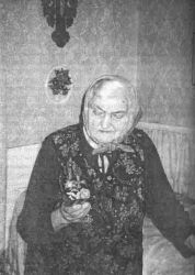 Otylia Paszek- siostra Franka Surmy z orderami swojego brata.