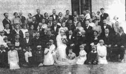 Zdjęcie rodzinne - ślub siostry Franciszka Surmy - Otylii, Gołkowice 1935 r.
