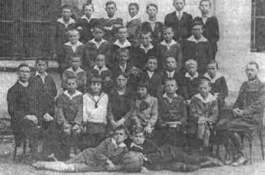 Pierwsza klasa Gimnazjum w Żorach 1928/29 (ostatni rząd - drugi od prawej Franciszek Surma).